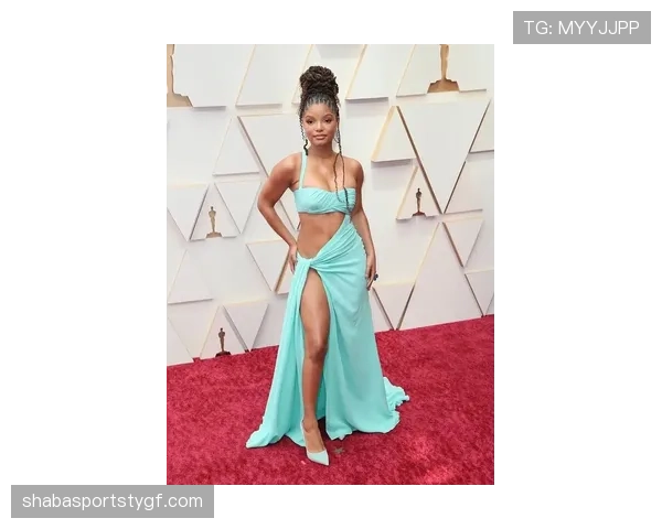 娜奥米·大阪今天又穿彩虹鞋出门，街头瞬间变明星红毯，普通人真养不起她这档次生活！