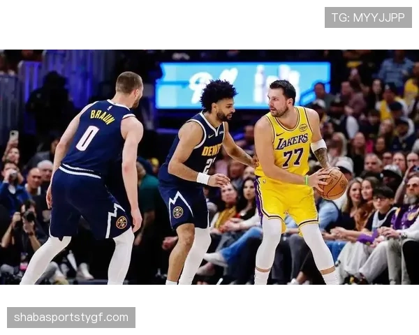 安东尼·戴维斯内线挡拆拉开防守空档提升湖人关键得分效率